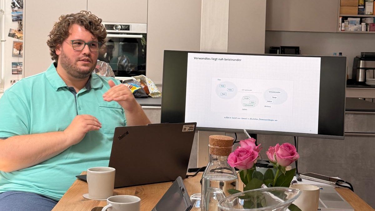 Philip Bürgi erklärt im Workshop eine Folie am Bildschirm