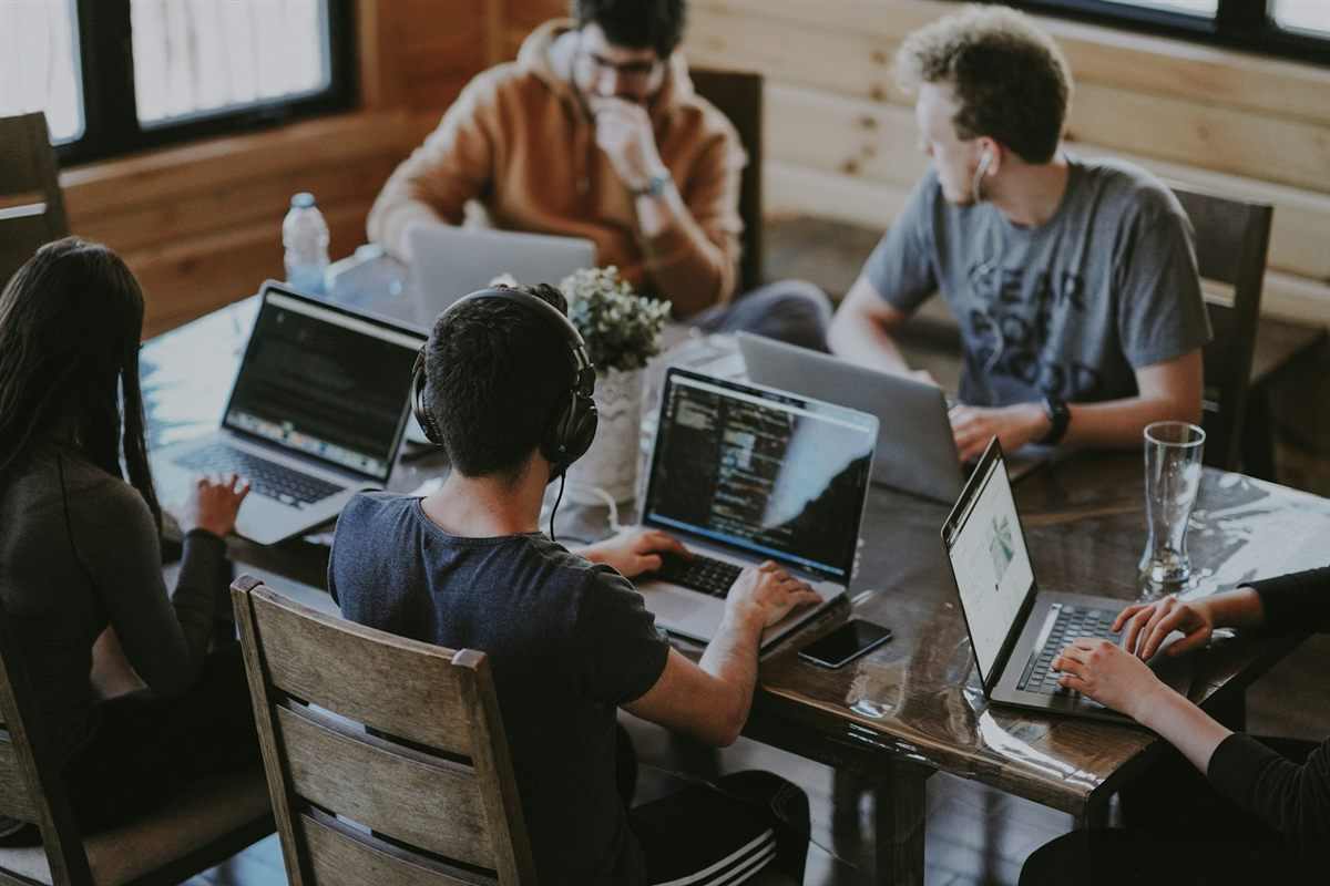 Menschen arbeiten gemeinsam am Laptop